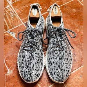 Adidas Yeezy Boost 350 in the iconic "Turtle Dove" colorway. SIZE 9.5